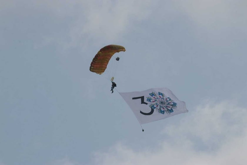 На Дніпропетровщині влаштували авіашоу «Гопак у небі та на землі» (ВІДЕО)