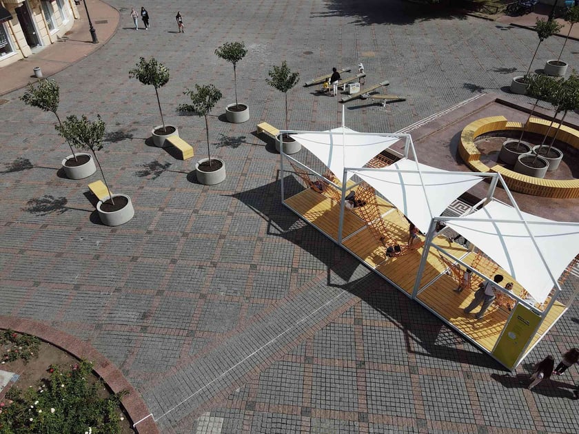 В Одесі активісти оновили площу: містяни апробують гойдалки і гамаки (ФОТО)