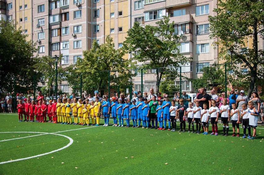У Києві дітям з Троєщини, які співали у Гімн у дворі, побудувати нове поле
