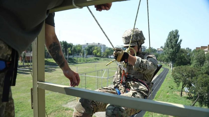 У Миколаєві морпіхи освоюють гірську підготовку на спеціальному тренажері (ФОТО)
