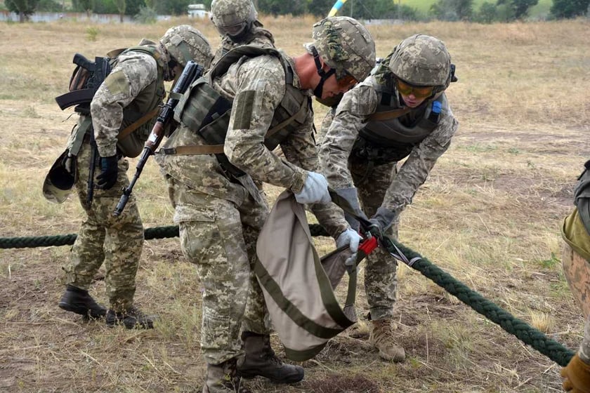 Українські військові відпрацювали безпарашутне десантування та евакуацію (ВІДЕО)