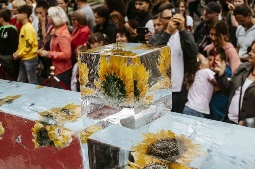 У Трускавці спорудили рекордну крижану барну стійку з символікою України