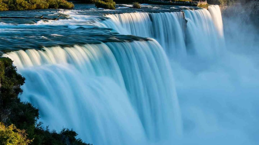 Ніагарський водоспад підсвітили кольорами українського прапору (ВІДЕО)