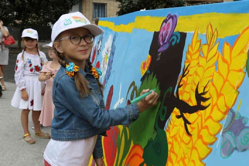 У Житомирі діти намалювали рекордно велику картину про Україну (ФОТО)