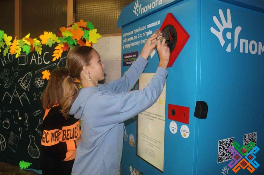 У школах Хмельниччини встановили перші бокси з переробки пластику «Япомога»