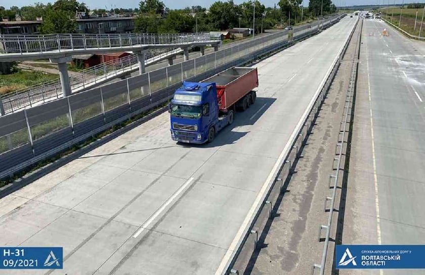 На Полтавщині уздовж бетонної дороги встановили шумозахисні екрани (ФОТО)