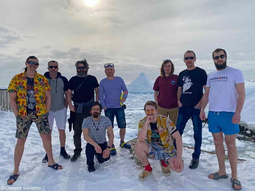 Українські полярники роздягнулися і підтримали Кліматичний марш