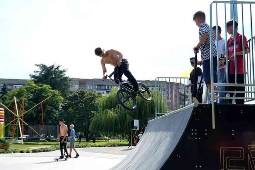 У центрі Ужгорода відкрили перший у місті скейт-майданчик