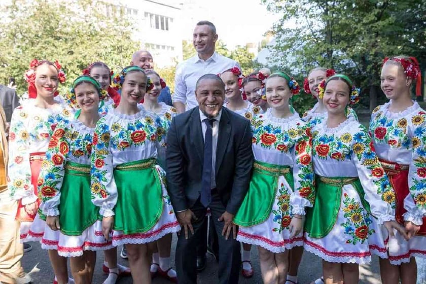 У Києві легенди світового футболу відкрили спортивну школу від фонду «Реал Мадрид» (ФОТО)