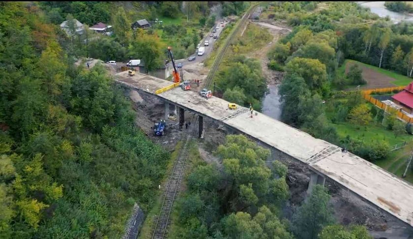 На Прикарпатті капітально ремонтують шляхопровід через залізничну колію