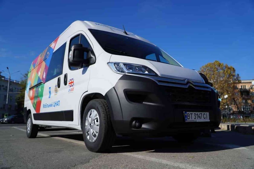 На Херсонщині дві громади отримали автомобілі для надання соціальних послуг