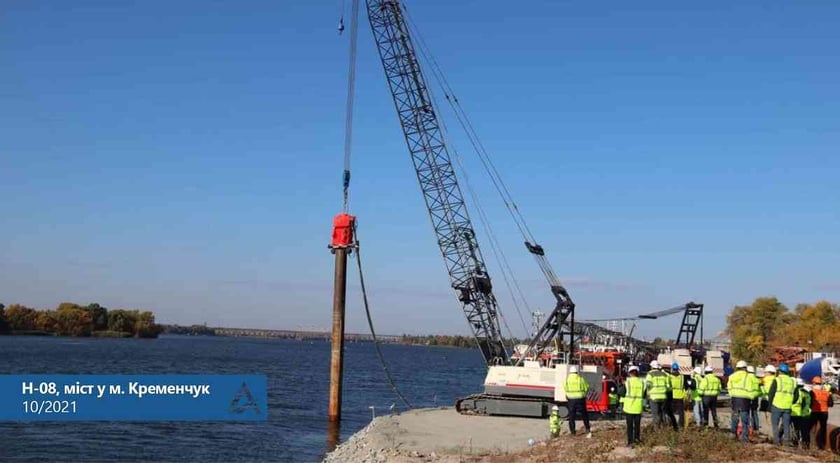 У Кременчуці для нового мосту почали зводити пірси на берегах Дніпра (ФОТО)