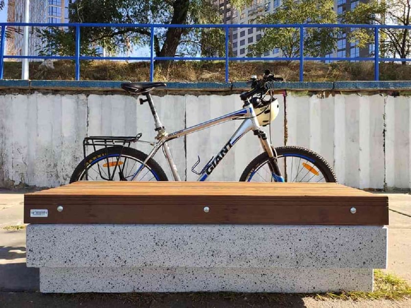 У Києві встановили лави на гроші, зібрані на благодійному концерті гурту Бумбокс