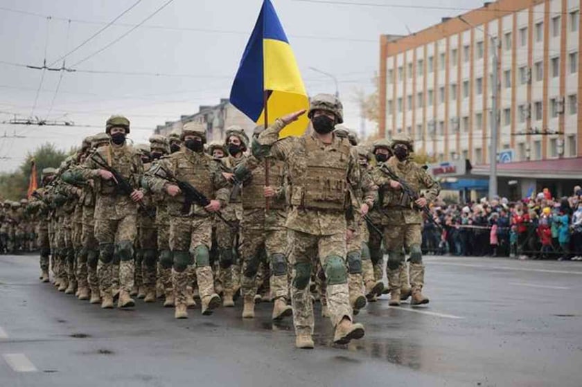 На Луганщині вперше за 30 років пройшов військовий парад (ВІДЕО)