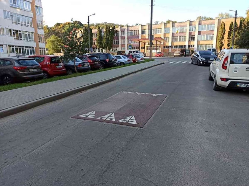 У Львові на дорозі встановили першу гумову «берлінську подушку»