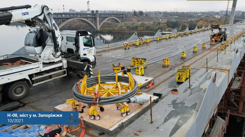 Мегабудівництво у Запоріжжі: дорожники готують ванти для монтажу мосту через Дніпро (ФОТО)