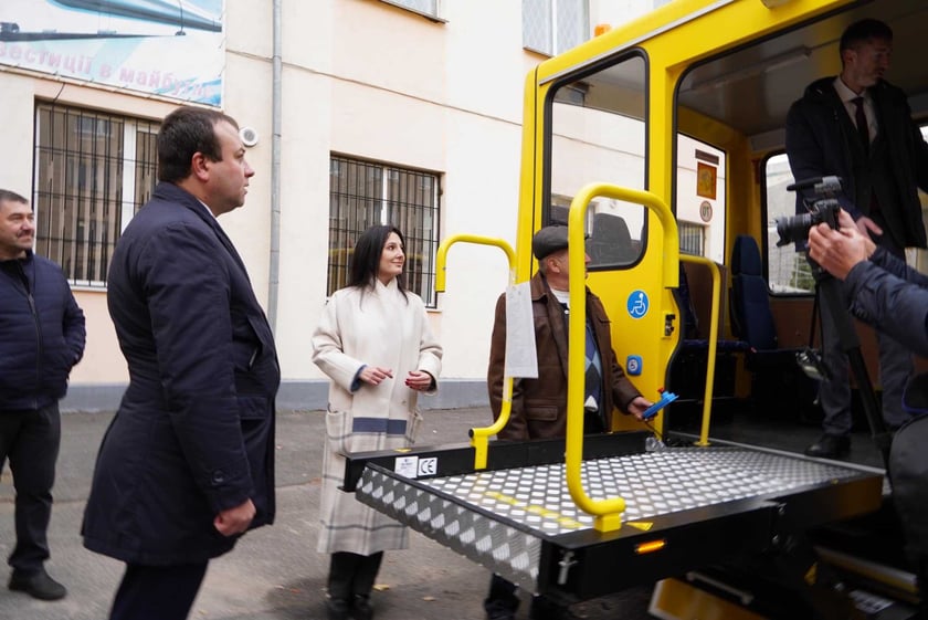 Громади Вінничини отримали 16 нових шкільних автобусів