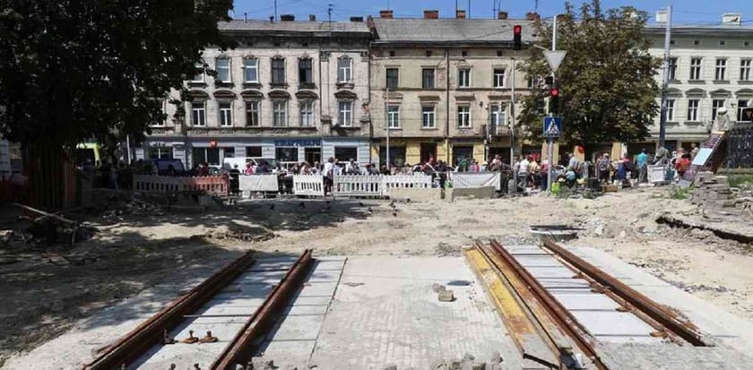 Львів’янам вперше запропонували компенсацію за незручності через цілодобовий ремонт вулиці