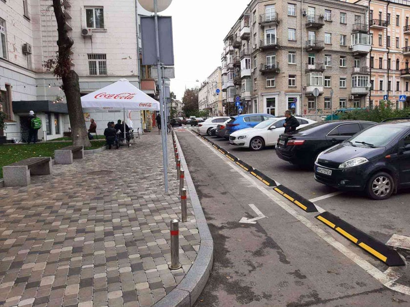 В Україні вперше встановили гумовий борт для відділення велосмуги від зони паркування (ФОТО)