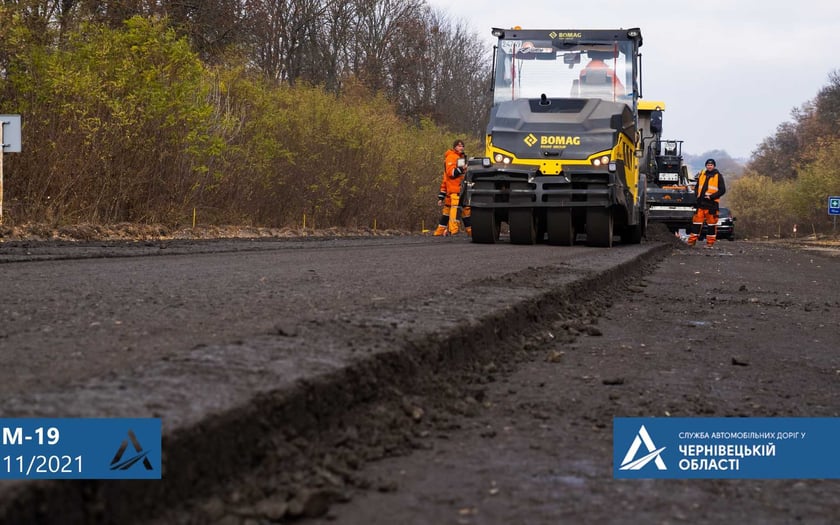 На Буковині укладають 5-сантиметровий шар асфальтобетону на ділянці європейського шляху