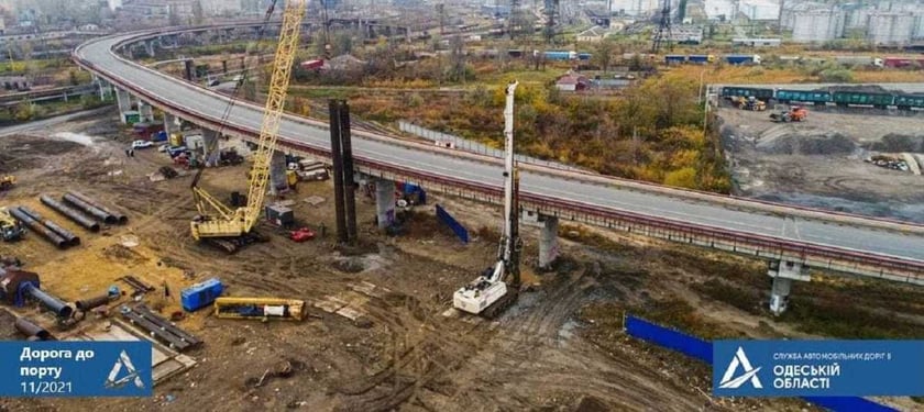 На будівництві дороги до Одеського порту встановили перші опори майбутньої естакади