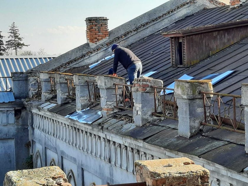 На Житомирщині волонтери зібрали гроші і відремонтували дах палацу Терещенків