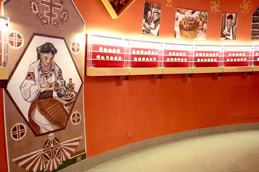 У Коломиї відкрили оновлену експозицію у Музеї писанки зі шрифтом Брайля