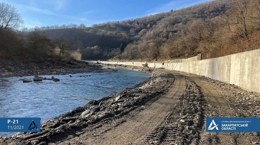 На Закарпатті завершують будівництво 470-метрової підпірної стіни біля дороги (ФОТО)