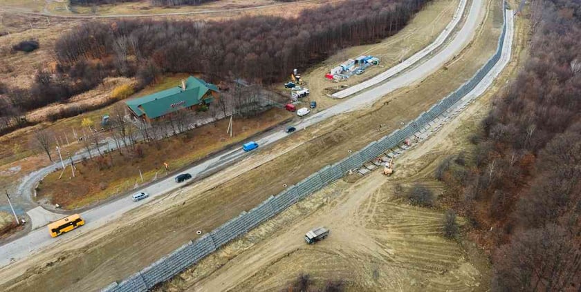 Як триває ремонт траси на Буковині у зсувній зоні (ФОТО)