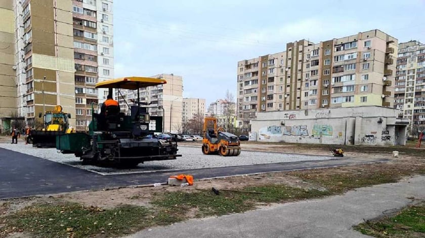 У Києві на Троєщині зводять міні-роледром (ФОТО)