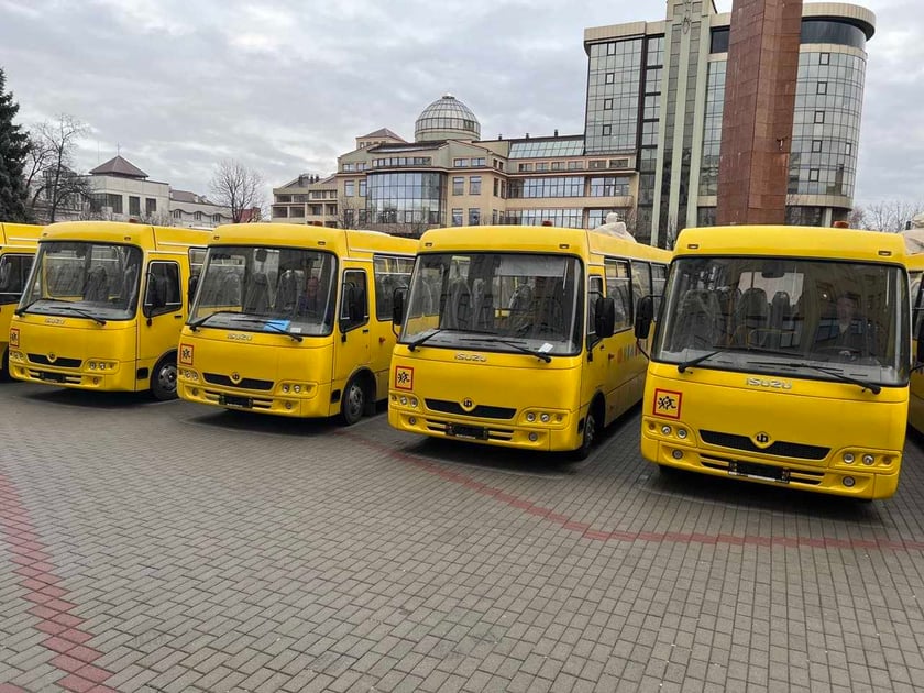 Громади Івано-Франківщини отримали 12 шкільних автобусів