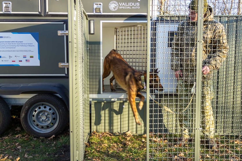 Чотирилапі прикордонники отримали від ОБСЄ комфортні пересувні оселі