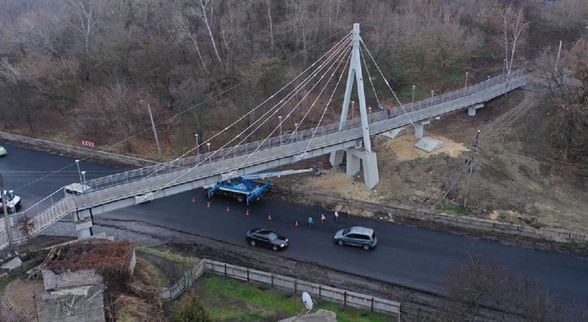 На Харківщині відкрили пішохідний міст із оглядовим майданчиком і підсвіткою