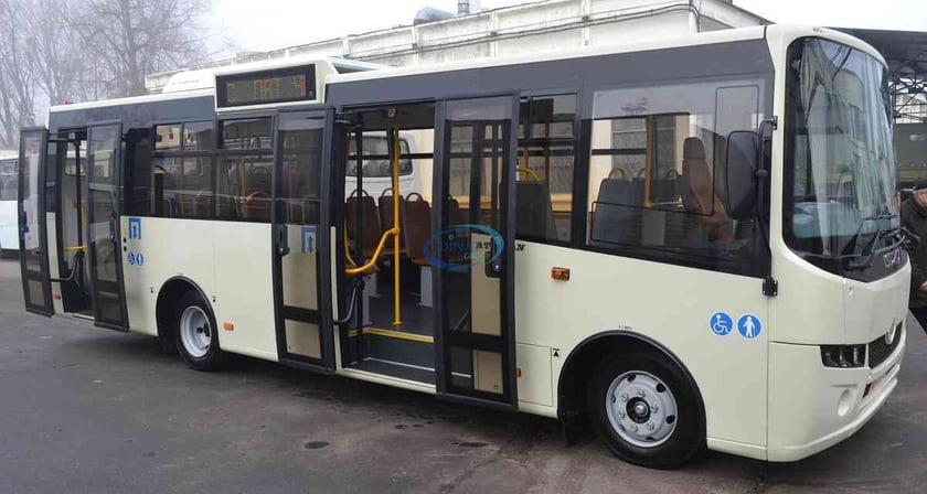 Чернівці отримали 5 нових автобусів з пандусами і валідаторами
