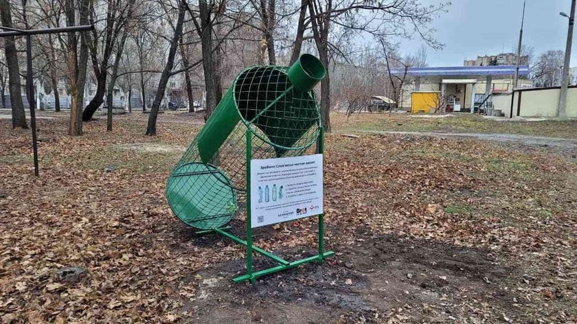 У Слов’янську на Донеччині встановили арт-об’єкт, що збирає викристані PET-пляшки