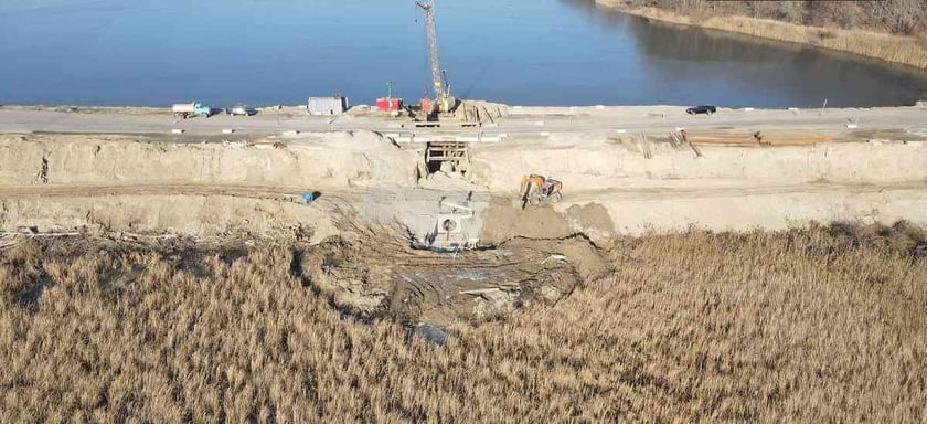 На Чернігівщині ремонтують дорогу через балку зі складним рельєфом (ФОТО)