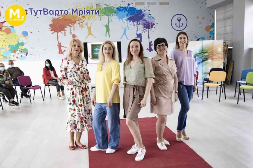 Дизайнерка з Маріуполя створює учительські сукні