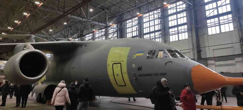 «Антонов» показав перший військово-транспортний літак Ан-178-100Р