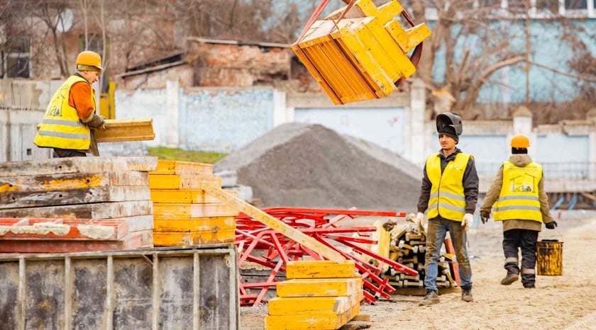 Уперше за півстоліття у Новомосковську на Дніпропетровщині реконструють стадіон (ФОТО)