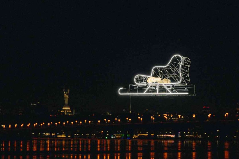 У небі над Києвом пролетіли новорічні санчата (ФОТО)