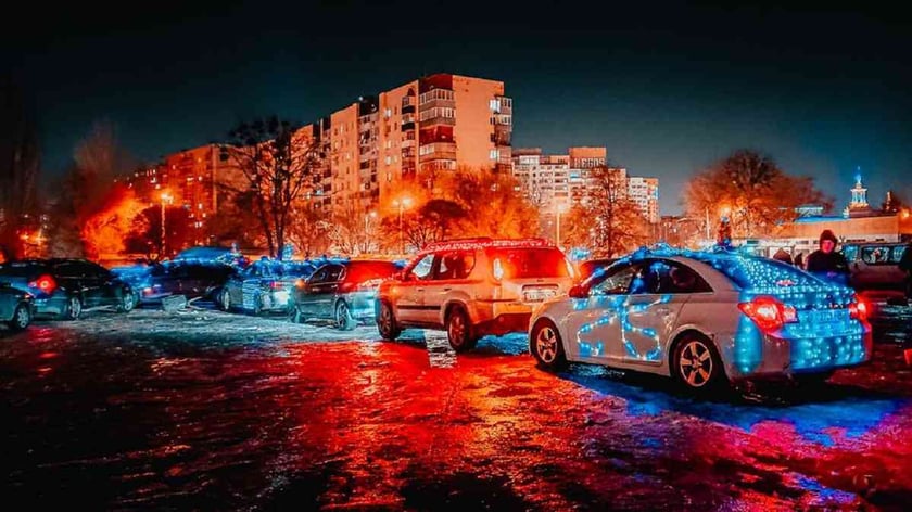 У Харкові створили 100-метрового різдвяного янгола з автівок (ВІДЕО)