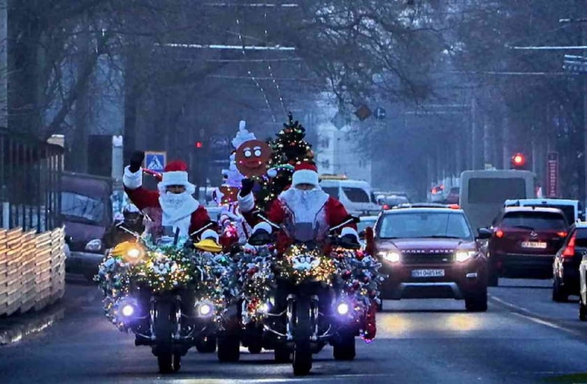 В Одесі Санта Клауси і Діди Морози проїхалися на мотоциклах (ВІДЕО)