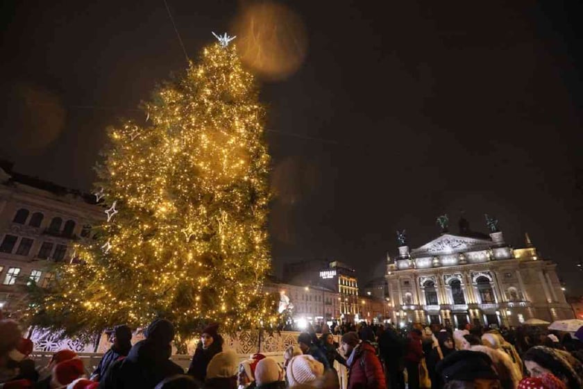У Львові урочисто засвітили головну ялинку міста (ФОТО)