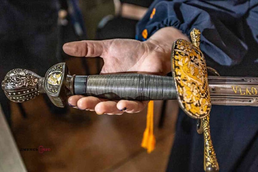 В Україну привезуть меч гетьмана Петра Сагайдачного