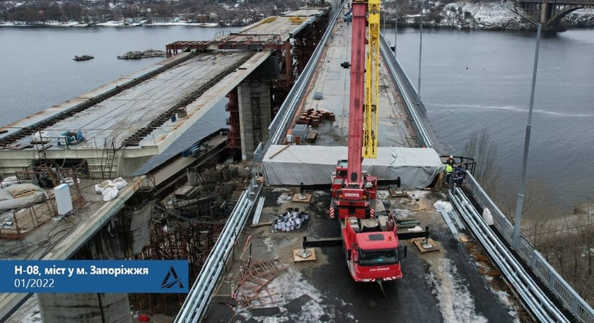 На запорізькому мосту через  Дніпро монтують деформаційні шви (ФОТО)