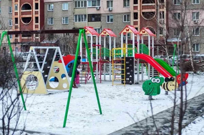 У Києві на Троєщині з’явився сучасний дитячий майданчик (ФОТО)