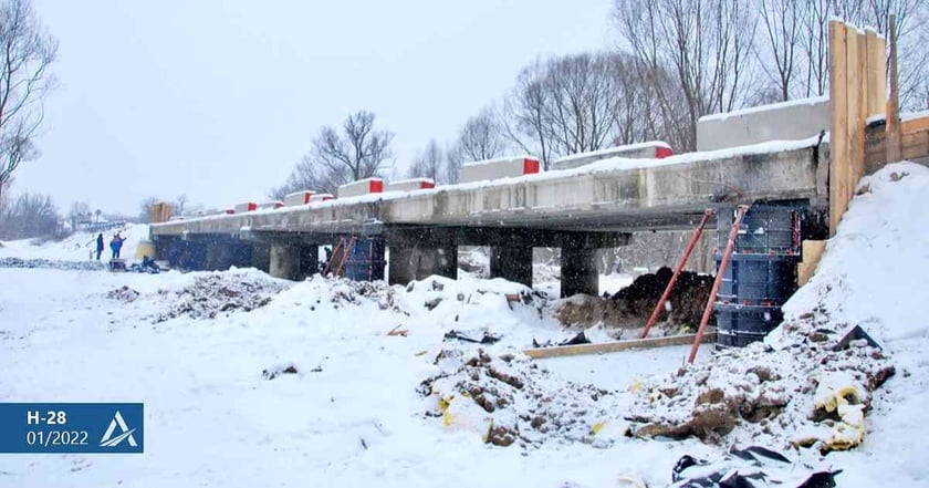 На Чернігівщині дорожники розширюють міст через річку Тетева на трасі Н-28