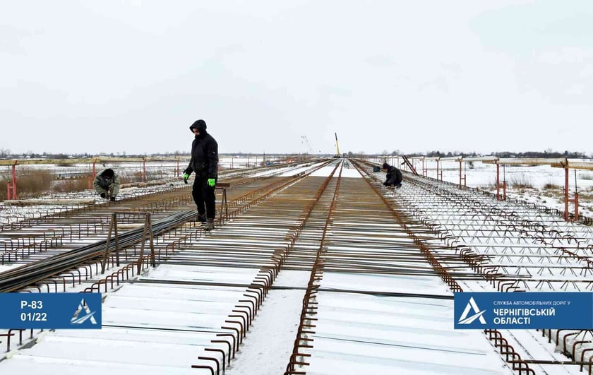 На Чернігівщині зводять металевий каркас на мосту через Снов (ФОТО)