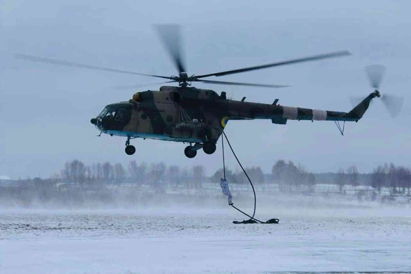 Десантники відпрацювали безпарашутну висадку з гелікоптера (ФОТО)