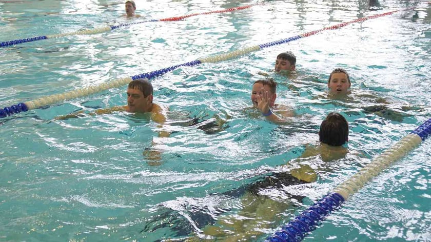 У селищі на Дніпропетровщині звели «з нуля» басейн (ФОТО)